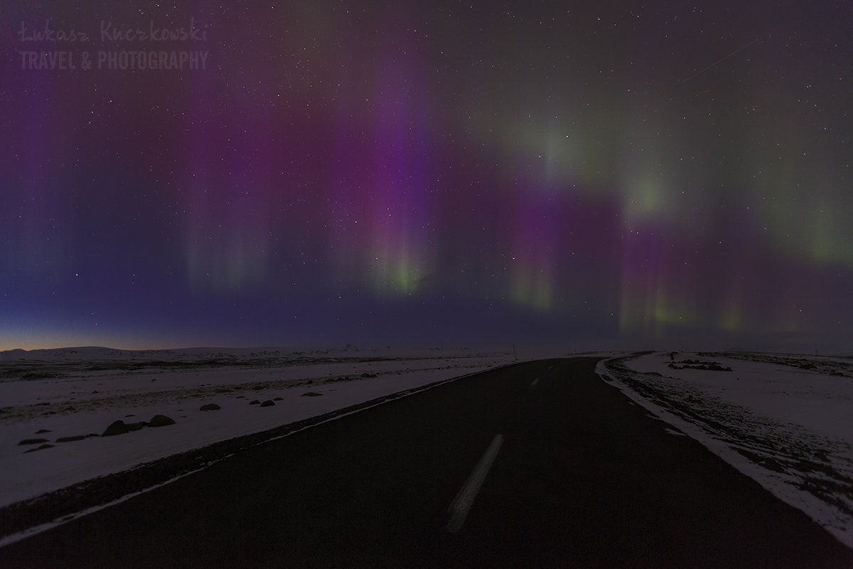 Islandia, początek burzy magnetycznej 4K nad drogą w interiorze.